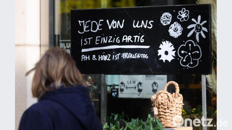 „Jede von ist einzigartig - Am 8. März ist Frauentag“: Ein Schild vor einem Blumenladen in Hannover. Bild: Julian Stratenschulte/dpa