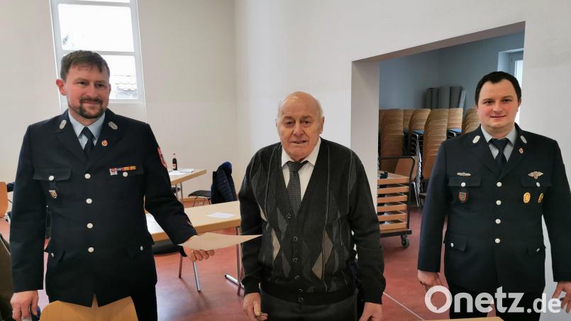 Der absolute Höhepunkt war die Ehrung von Josef Egerer(Mitte) für 70-jährige Treue durch Vorsitzenden Jürgen Bösl (links) und Stellvertreter Stefan Schönberger (rechts). Bild: gz