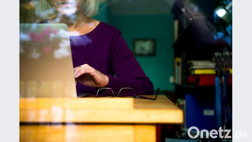In der Corona-Krise hätten alle Deutschen an Lebenszufriedenheit verloren, aber Frauen deutlich mehr als Männer. Bild: Finn Winkler/dpa