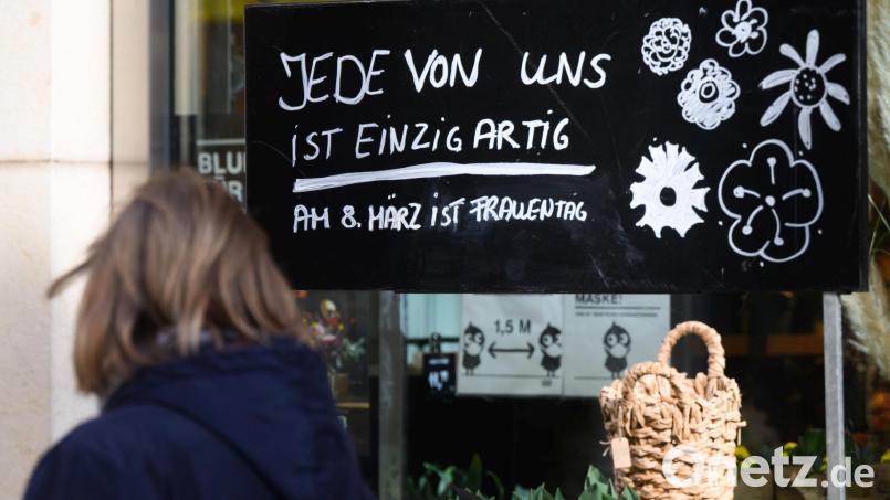 &quot;Jede von uns ist einzigartig - Am 8. März ist Frauentag&quot; steht auf einem Schild vor einem Blumenladen in Hannover. Bild: Julian Stratenschulte
