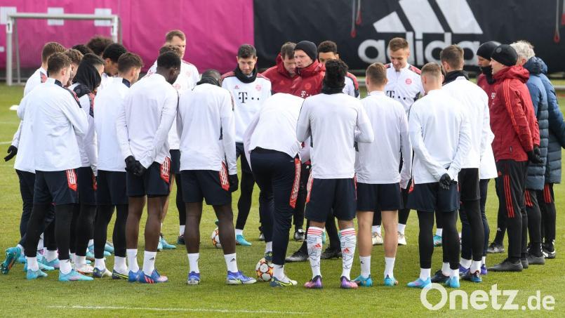 Trainer Julian Nagelsmann (M) steht beim Abschlusstraining inmitten der versammelten Mannschaft. Bild: Tobias Hase/dpa