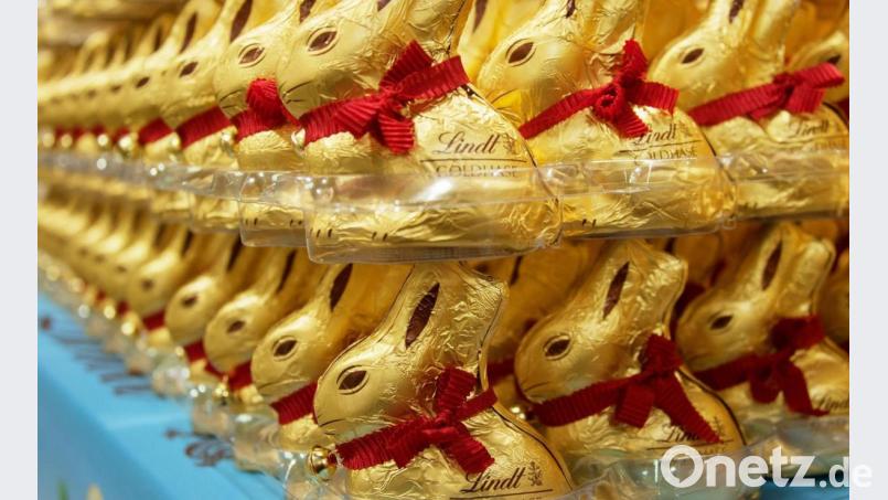 Lindt-Goldhasen stehen in einem Geschäft. Bild: Amelie Sachs/dpa