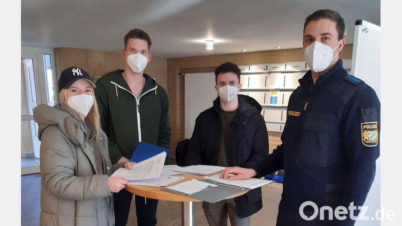 Polizeihauptmeister Philipp Bösl (rechts) überprüft die für die Einstellung erforderlichen Unterlagen des Polizeinachwuchses. Bild: EPHK Guggenberger, VII. Bereitschaftspolizeiabteilung, 74. Ausbildungsseminar/exb