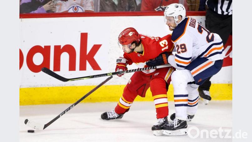 Leon Draisaitl (r) und seine Edmonton Oilers kassierten bei den Calgary Flames eine Niederlage. Bild: Larry Macdougal/The Canadian Press via AP/dpa