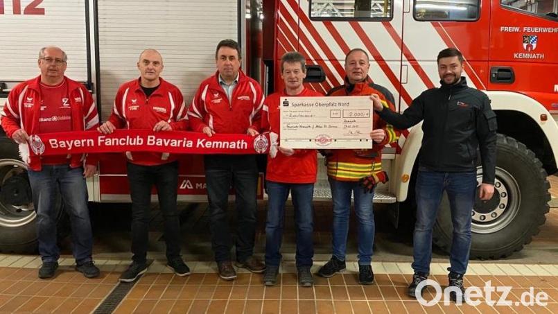 2000 Euro übergab der Bayernfanclub Kemnath an die Feuerwehr Kemnath für die Hilfsaktion für die Feuerwehr Dernau im Ahrtal. Die Spende überreichten vonseiten des FC-Bayern-Fanclubs Beisitzer Roland Kische, Vorsitzender Rainer Kische, Kassier des Fanclubs und der Feuerwehr Klaus Fiebig und Beisitzer Harald Wachenbrunner an Feuerwehrkommandant Peter Denz und Feuerwehrvorstand Marco Schäffler (von links). Bild: mde
