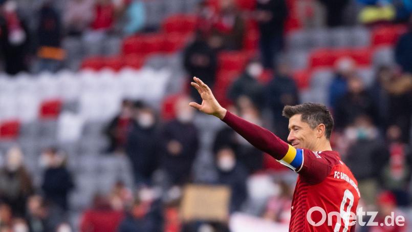 Robert Lewandowski von München trägt eine Ukraine-Binde während des Spiels gegen Frankfurt. Bild: Sven Hoppe/dpa