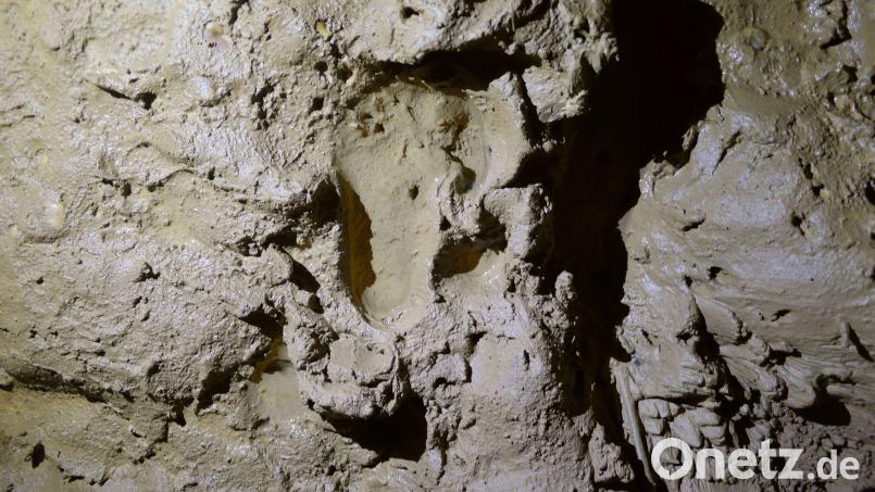 Der Fußabdruck eines Kindes ist deutlich zu erkennen. Bild: Ph. Galant/DRAC Nouvelle-Aquitaine/dpa