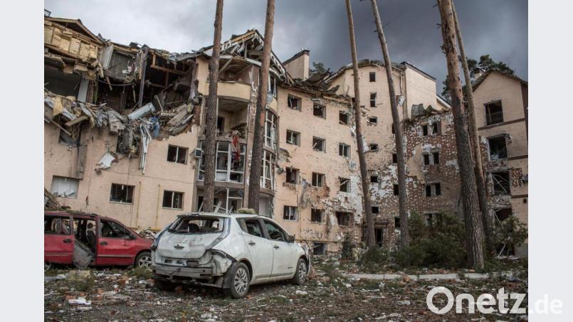 Ein zerstörtes Wohnhaus nach einem Beschuss, westlich von Kiew. Bild: Oleksandr Ratushniak/AP/dpa