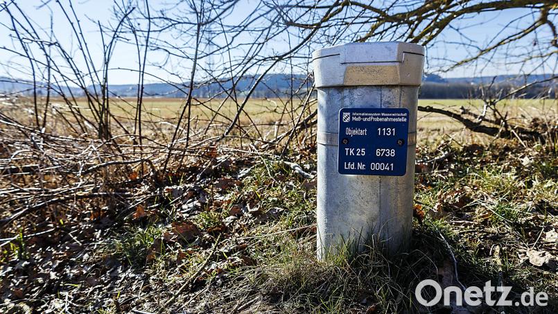 An dieser Messstelle des Wasserwirtschaftsamtes nahe Klardorf wurden im Sommer 2020 deutlich zu hohe Nitratwerte festgestellt. Landwirte beschwerten sich, die Behörde kündigte eine Überprüfung an. Die ist nun erfolgt. Bild: Hösamer