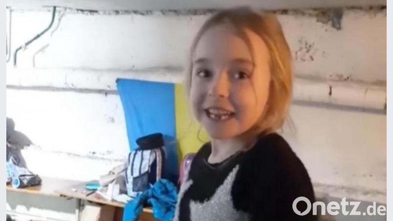 Das Mädchen namens Amelia ist in dem viralen Video in einer Art Keller zu sehen - mutmaßlich ein Versteck vor den russischen Bombardements. Bild: Marta Smekhova/PA Media/dpa