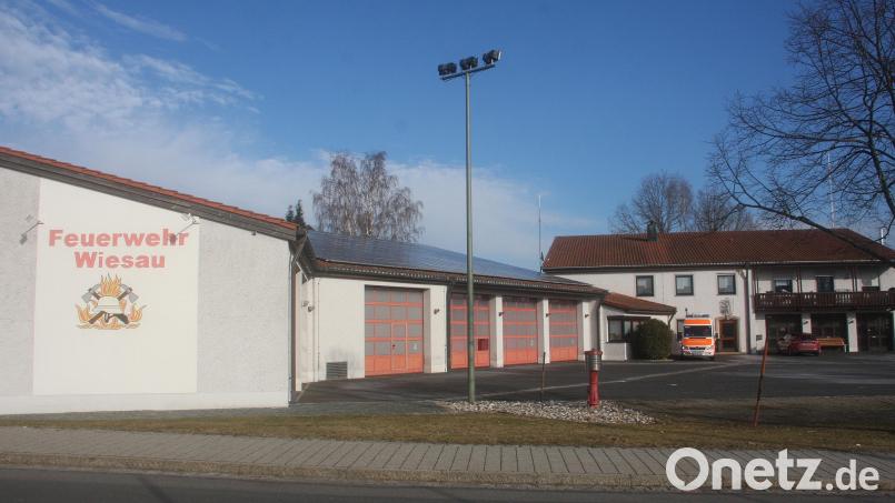Geschlossen einigte sich der Marktrat Wiesau auf die neue – ab sofort gültige – Gebührensatzung für den Einsatz ihrer Ehrenamtlichen und der Fahrzeuge. Im Bild der Feuerwehrstandort in der Egerstraße in Wiesau. Bild: wro