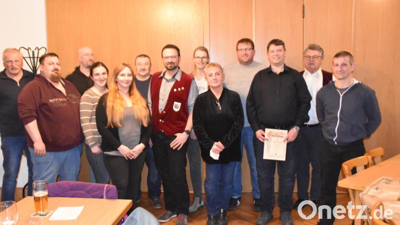 Die Geehrten und die neue Vorstandschaft des Schnupfer- Clubs Latsch. Der neue Vorsitzende Markus Pschierer in der Mitte (7. v.l.). Bild: hcz