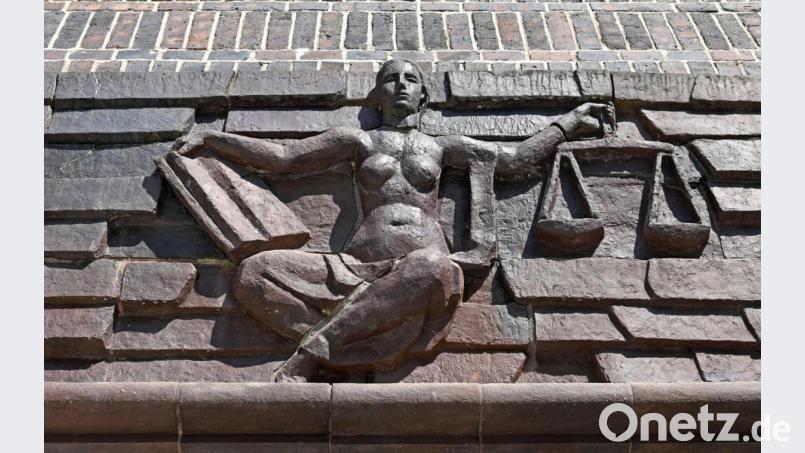 Blick auf die Justitia über dem Eingang eines Landgerichts. Bild: Hendrik Schmidt/dpa-Zentralbild/dpa/Symbolbild