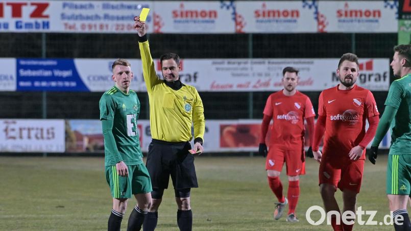 Andre Karzmarczyk (links) kann&#039;s nicht glauben: Schiedsrichter Lothar Ostheimer zeigt ihm die Gelbe Karte. Die dritte für Ammerthal nach wenigen Minuten. Vorher hatten Mario Zitzmann und Raffael Kobrowski Gelb gesehen. Bild: ref