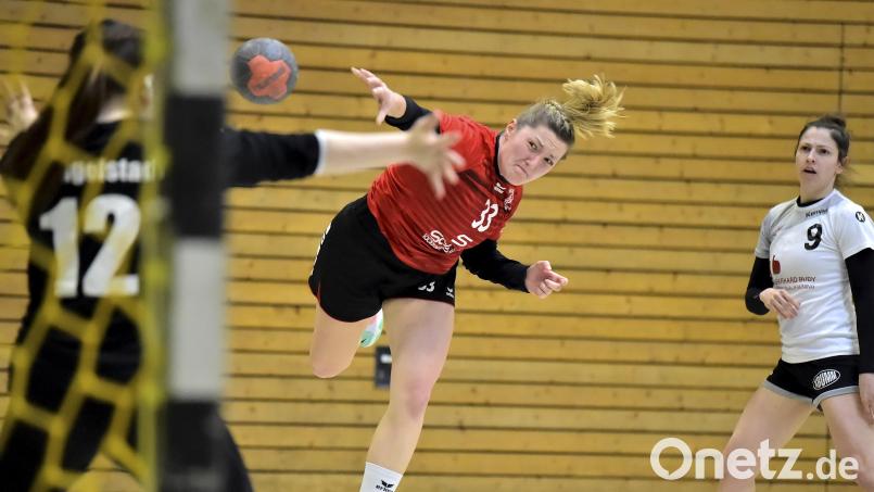 Franziska Mutzbauer erzielt in dieser Szene das 13:8 für den HC Sulzbach im Heimspiel gegen die HG Ingolstadt. Torhüterin Michelle Seeger (links) ist gegen den wuchtigen Wurf chancenlos, ihre Mannschaftskollegin Julia Ulisch (rechts) kann nur noch hinterherschauen. Bild: Hubert Ziegler