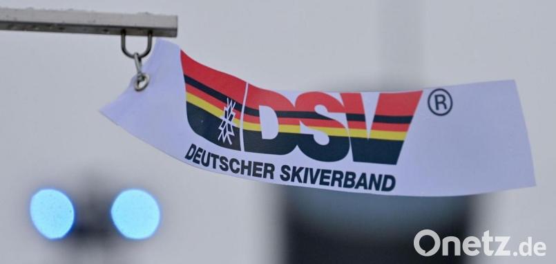 Eine Fahne mit dem Logo des Deutschen Ski-Verbandes (DSV) weht im Wind. Bild: Hendrik Schmidt/dpa-Zentralbild/dpa