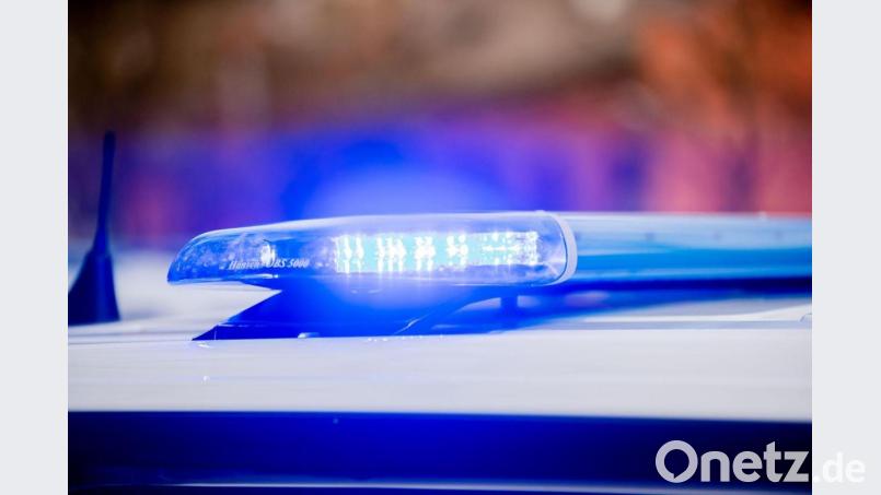 Das Blaulicht eines Polizeifahrzeuges leuchtet. Bild: Christoph Soeder/dpa/Symbolbild