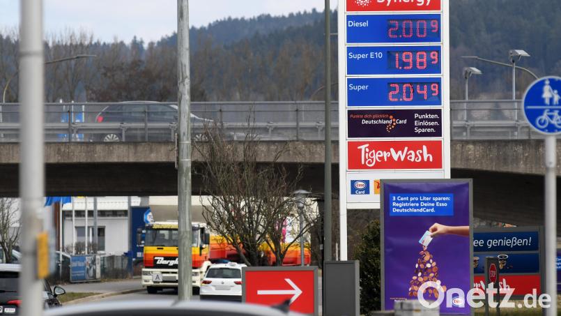 Die Spritpreise schießen in ganz Deutschland in die Höhe – auch in Weiden, wie hier an der Esso-Tankstelle in der Friedrich-Ebert-Straße. Bild: Gabi Schönberger