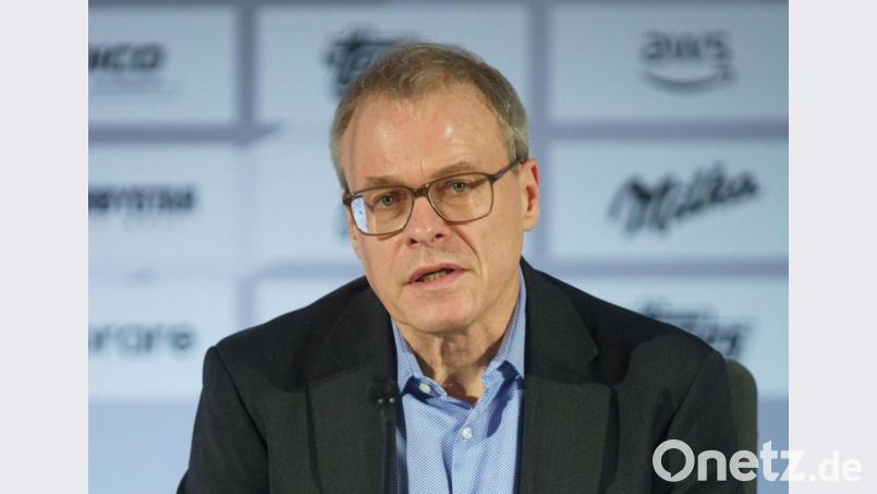 Der Ex-Schalke-Finanzchef Peter Peters kritisiert rückblickend den Deal mit dem russischen Sponsor Gazprom. Bild: Frank Rumpenhorst/dpa