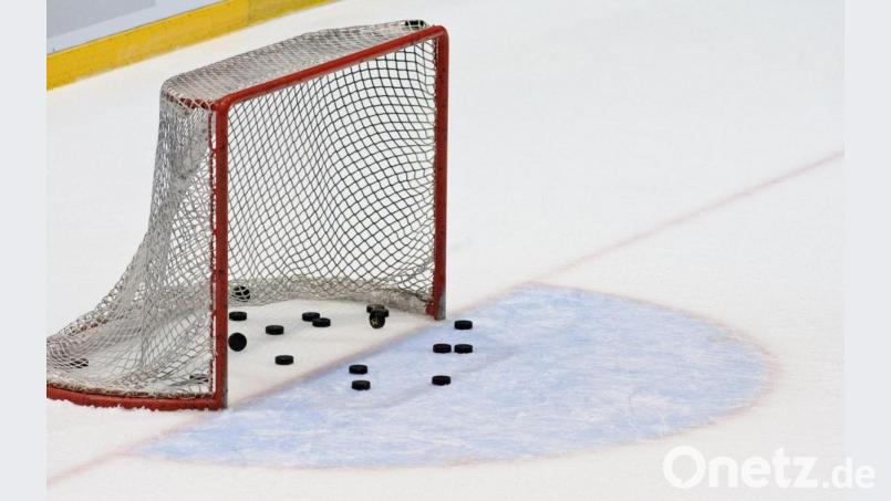 Zahlreiche Puks liegen im Tor. Bild: picture alliance / dpa / Symbolbild