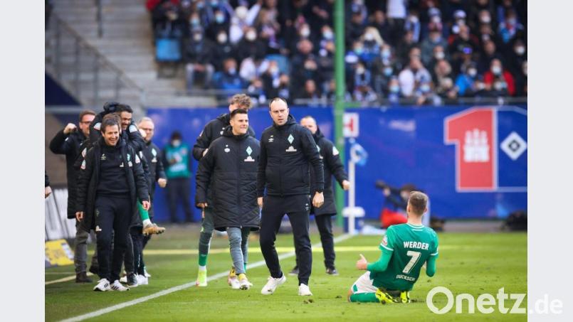 Bremens Marvin Ducksch (r) feiert sein Tor zum 3:1 gegen den HSV. Bild: Christian Charisius/dpa