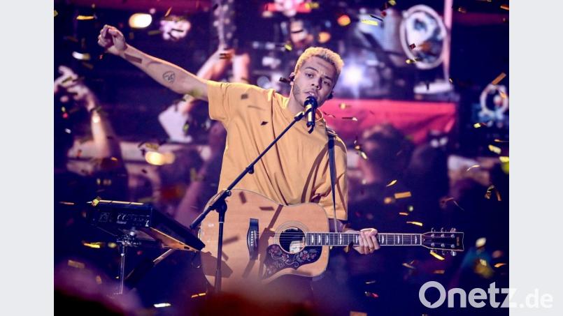 Malik Harris steht bei der Show "Germany 12 Points - der deutsche ESC-Vorentscheid" nach seinem Sieg auf der Bühne. Bild: Britta Pedersen/dpa-POOL/dpa/Archivbild