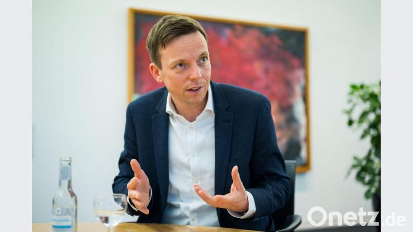 Tobias Hans (CDU), Ministerpräsident des Saarlandes, kritisiert in einem Video die hohen Spritpreise. Bild: Oliver Dietze/dpa