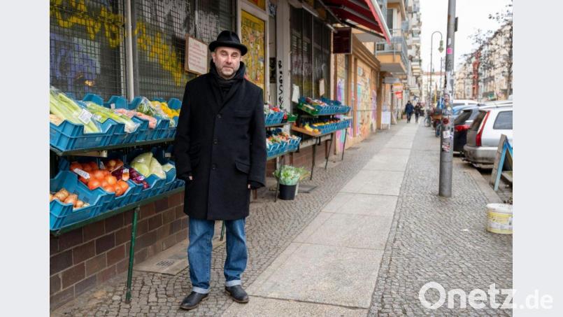 Mikhail Kaluzhskii, Journalist aus Russland, vor einem Gemüseladen in Berlin-Friedrichshain. Bild: Christophe Gateau/dpa