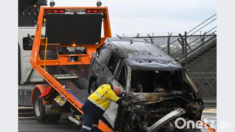 Nur noch ein Stück Wrack: Eines der Fahrzeuge ging nach dem Unfall sofort in Flammen auf. Bild: Steven Saphore/AAP/dpa