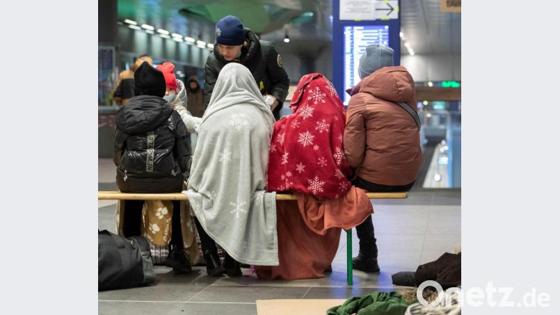 In Decken gehüllt sitzen diese Kinder aus dem ukrainischen Kriegsgebiet im Berliner Hauptbahnhof. Bild: Paul Zinken/dpa
