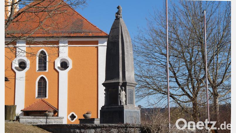 Das Kriegerdenkmal am Kirchplatz ist 100 Jahre alt und muss dringend saniert werden. Bild: wel