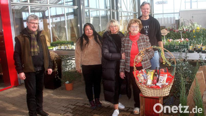 Ihren 85. Geburtstag feierte Hildegard Schinner (Zweite von rechts) in Güttern bei Fuchsmühl. Glückwünsche kamen von Sohn Hans-Joachim (rechts) sowie (von links) Bürgermeister Wolfgang Braun, Schwiegertochter Sandra Schinner und Tochter Gabi Maresch. Bild: wro