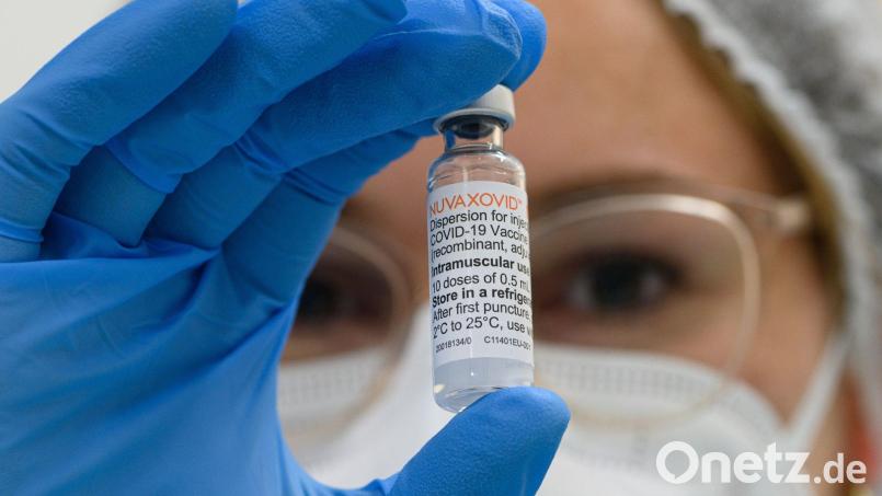Der neuen Corona-Impfstoff von Novavax ist in Deutschland angekommen. In Amberg und Sulzbach-Rosenberg laufen die Impfungen mit dem konventionellen, proteinbasierten Vakzin seit 2. März. Symbolbild: Robert Michael/dpa-Zentralbild/dpa