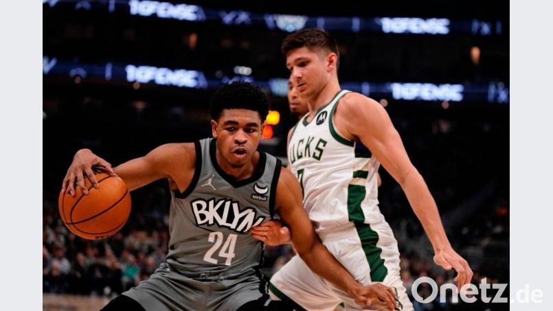 Der Basketballprofi Cam Thomas von den Brooklyn Nets in Aktion mit Grayson Allen von den Milwaukee Bucks. Bild: Morry Gash/AP/dpa