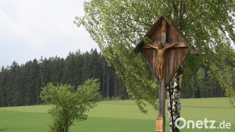 Das hölzerne Flurkreuz an der Steinwaldstraße wird derzeit renoviert. Ab dem Frühjahr soll es wieder in neuer Pracht zum Gebet einladen. Die Inschrift auf der angebrachten Tafel ist aktueller denn je: &quot;Herr ermahne die Völker zum Frieden.&quot; Archivbild: wro