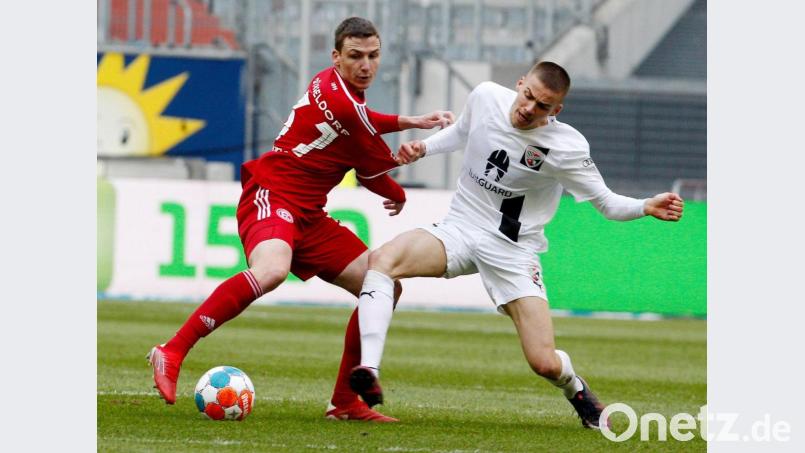 Der Düsseldorfer Marcel Sobottka (l) und der Ingolstädter Filip Bilbija kämpfen um den Ball. Bild: Roland Weihrauch/dpa
