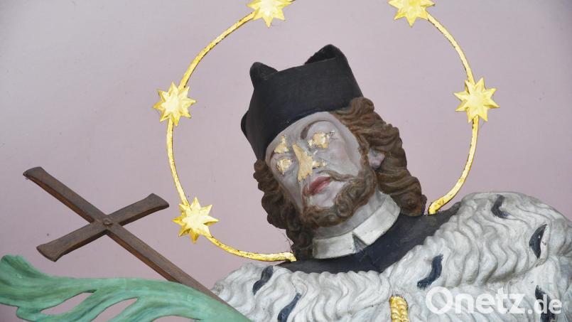 Vandalen haben der Nepomuk-Statue in der Kapelle am Eingan zum Max-Reger-Park Augen und Nase zerstört. Bild: Gabi Schönberger