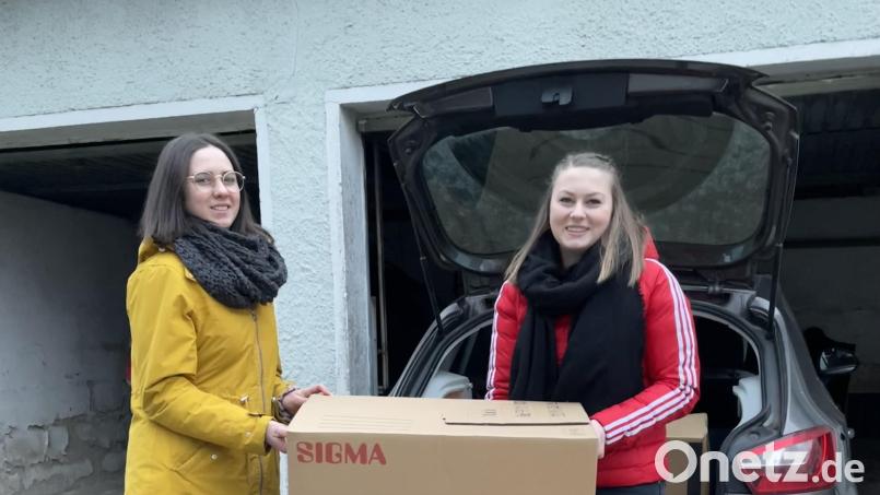 Franziska Käß und Jana Käß (von links) schlichten die Hilfsgüter in den Pkw. Sie sind sehr glücklich, dass sie mit der einzigen diesjährigen Veranstaltung am Faschingsdienstag nun der Ukraine helfen können. Bild: ubb