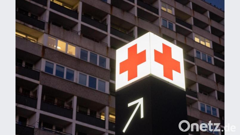 Ein Pfeil weist den Weg zur Notaufnahme eines Krankenhauses. Bild: Julian Stratenschulte/dpa/Symbolbild