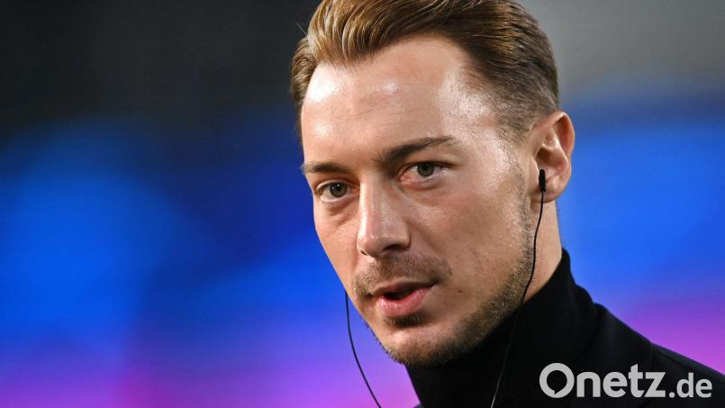Salzburgs Trainer Matthias Jaissle spricht beim Interview vor dem Spiel. Bild: Swen Pförtner/dpa/Archiv