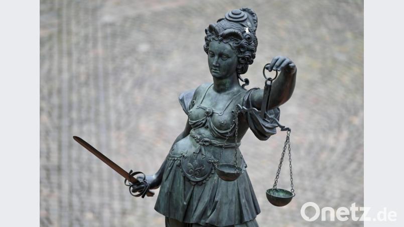 Eine Statue der Justitia hält eine Waage und ein Schwert in der Hand. Bild: Arne Dedert/dpa/Symbolbild