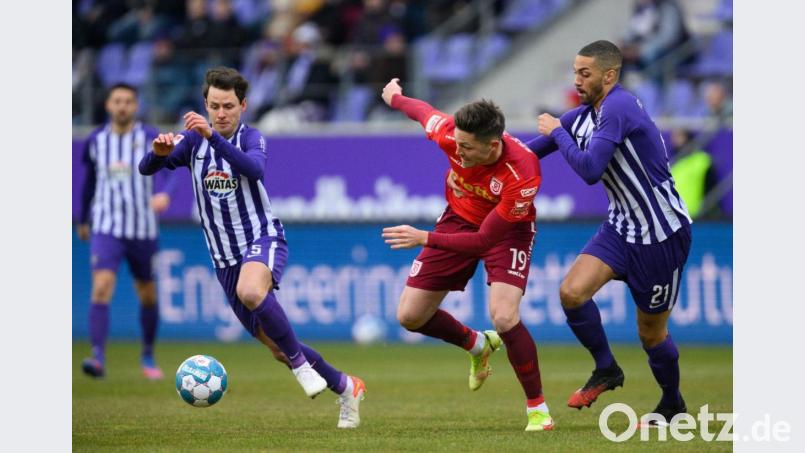 Aues Clemens Fandrich (l) und Malcolm Cacutalua gegen Regensburgs Andreas Albers. Bild: Robert Michael/dpa-Zentralbild/dpa