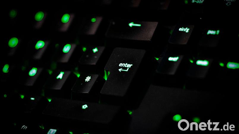 Grund zur Panik gebe es nicht. Doch für Unternehmen, Organisationen und Behörden sei höchste Wachsamkeit vor Cyberangriffen geboten, warnt der Digitalverband Bitkom. Bild: Alexander Prautzsch/dpa-Zentralbild/dpa