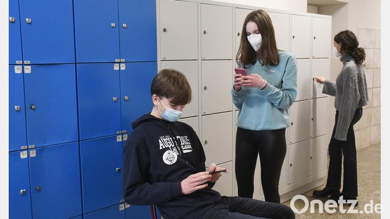 Das Smartphone kann Schüler ablenken, ob es erlaubt ist oder verboten. Manchmal ist es da besser, einen kurzen Blick zu riskieren statt sich stundenlang Gedanken machen zu müssen. Bild: Gabi Schönberger