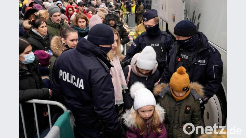 Flüchtlinge aus der Ukraine überqueren den Grenzübergang Korczowa in Polen. Bild: Czarek Sokolowski/AP/dpa