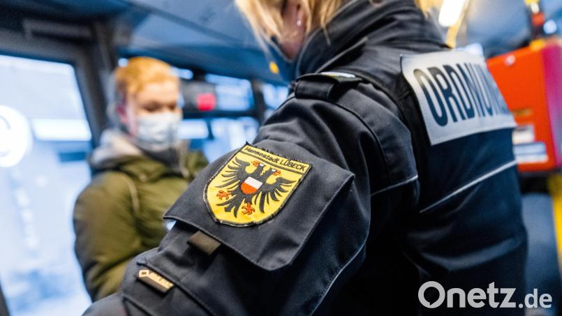 Weil es immer mehr Angriffe auf Beschäftigte in Zügen, Stellwerken und Bussen gebe, fordert die EVG mehr Unterstützung durch geschulte Sicherheitskräfte. Symbolbild: Markus Scholz/dpa