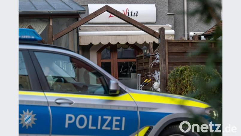 Ein Polizeifahrzeug steht vor einem Lokal in Weiden in der Oberpfalz. Bild: Armin Weigel/dpa/Archivbild