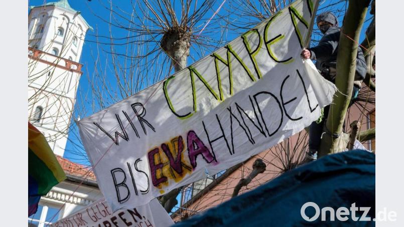Ein Transparent mit der Aufschrift „Wir campen bis Eva handelt“ hängt am Klimacamp. Bild: Stefan Puchner/dpa/Archivbild