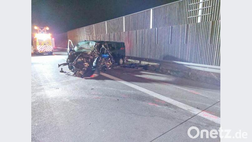 Das Fahrzeug auf der Autobahn A5 ist nach einem Zusammenstoß völlig zerstört. Bild: Er24/Einsatz-Report24/dpa