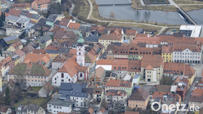 Beim Blick auf das Tirschenreuther Stadtzentrum ist auch der Fortschritt der Arbeiten am neuen Rathaus (rechts neben der Kirche) erkennbar. Bild: mür